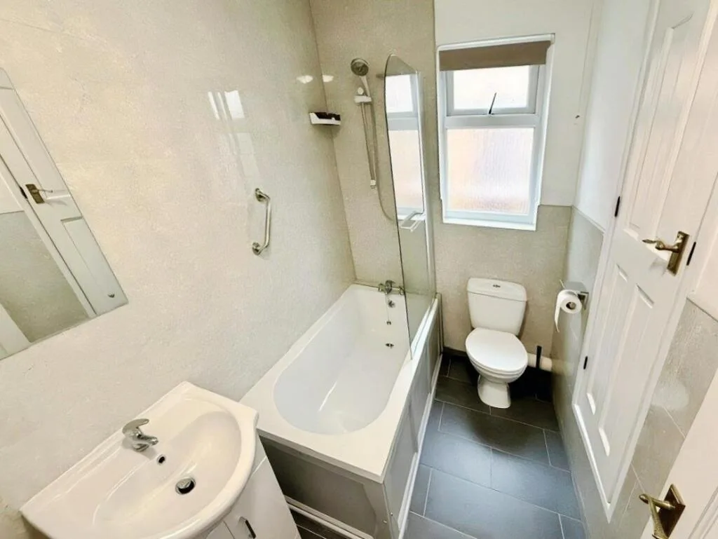 2 bedroom end of terrace house for rent