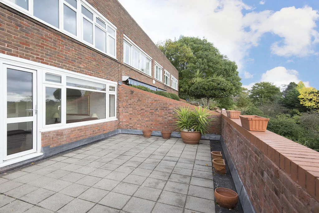 2 bedroom maisonette for rent