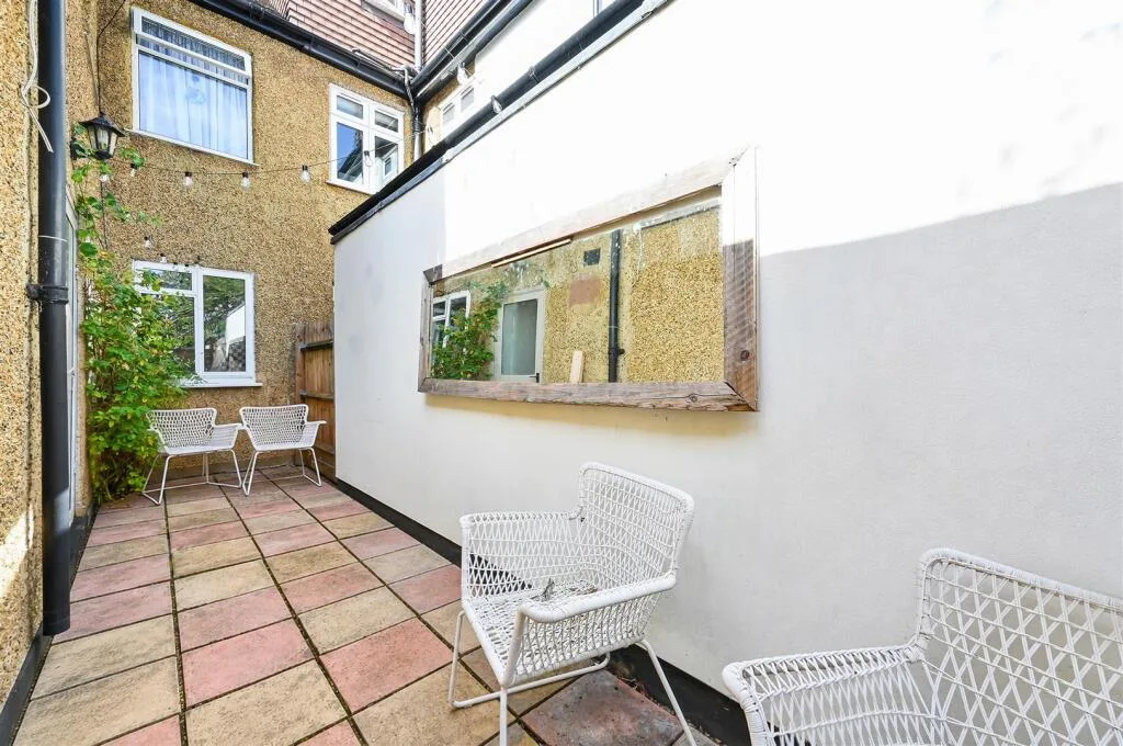 2 bedroom maisonette for rent