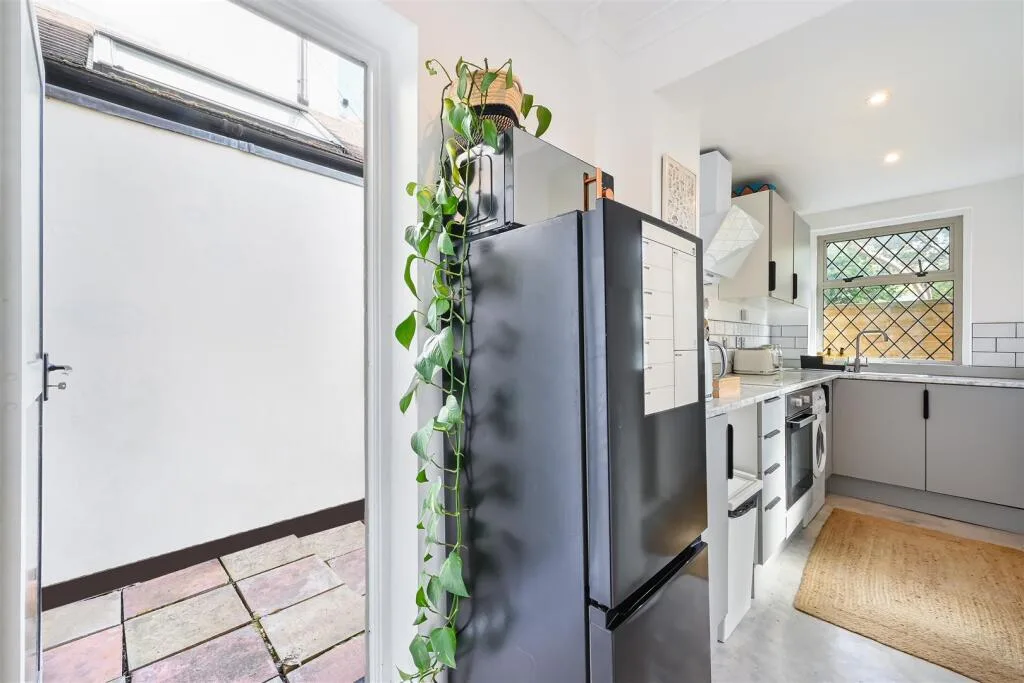2 bedroom maisonette for rent