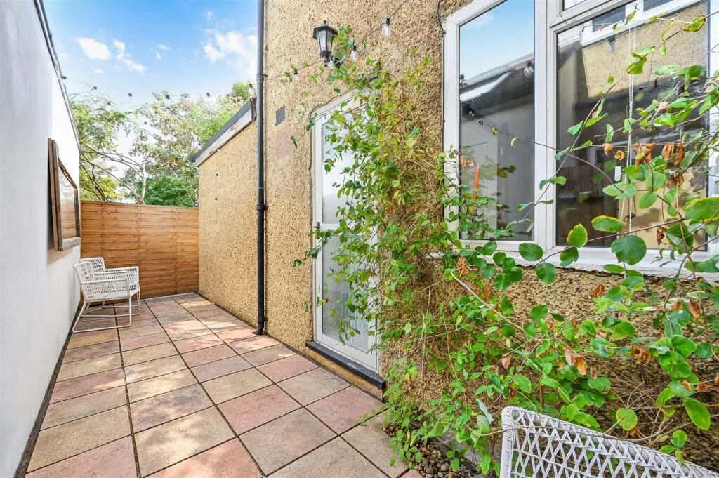 2 bedroom maisonette for rent