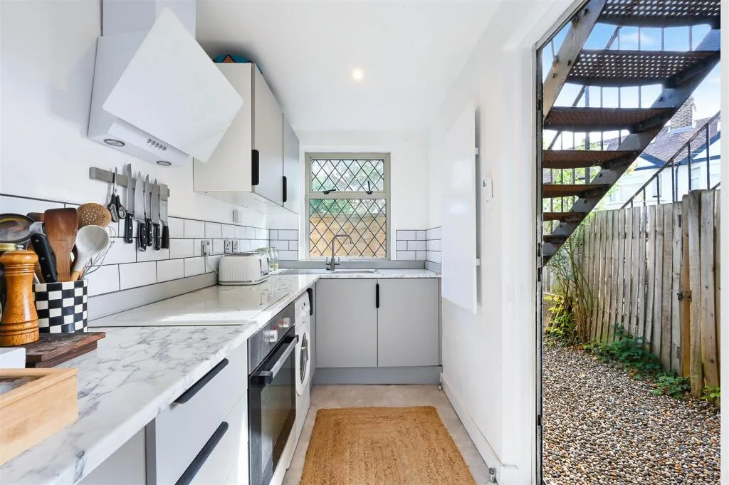 2 bedroom maisonette for rent