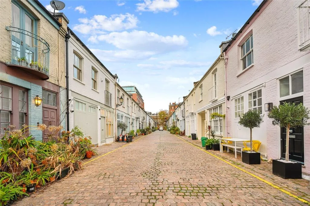 3 bedroom mews property for rent