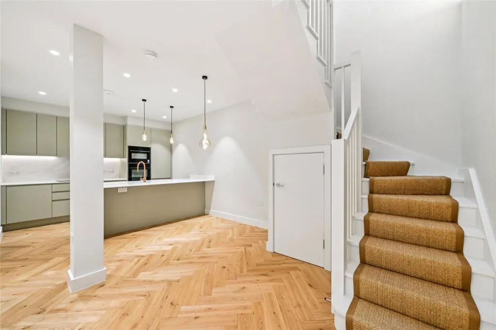 3 bedroom mews property for rent
