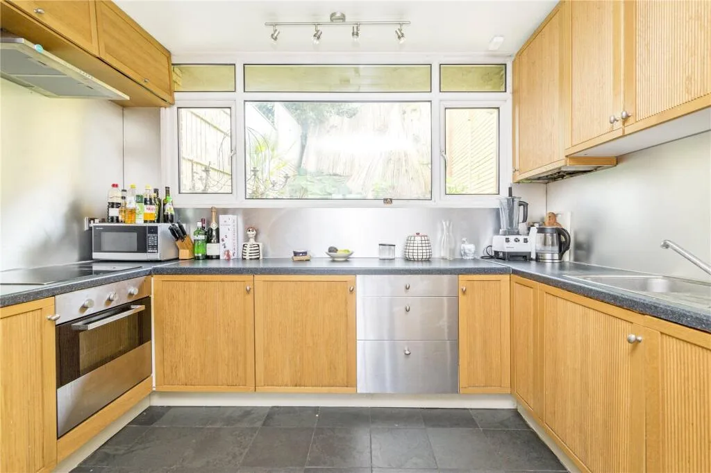 3 bedroom mews property for rent