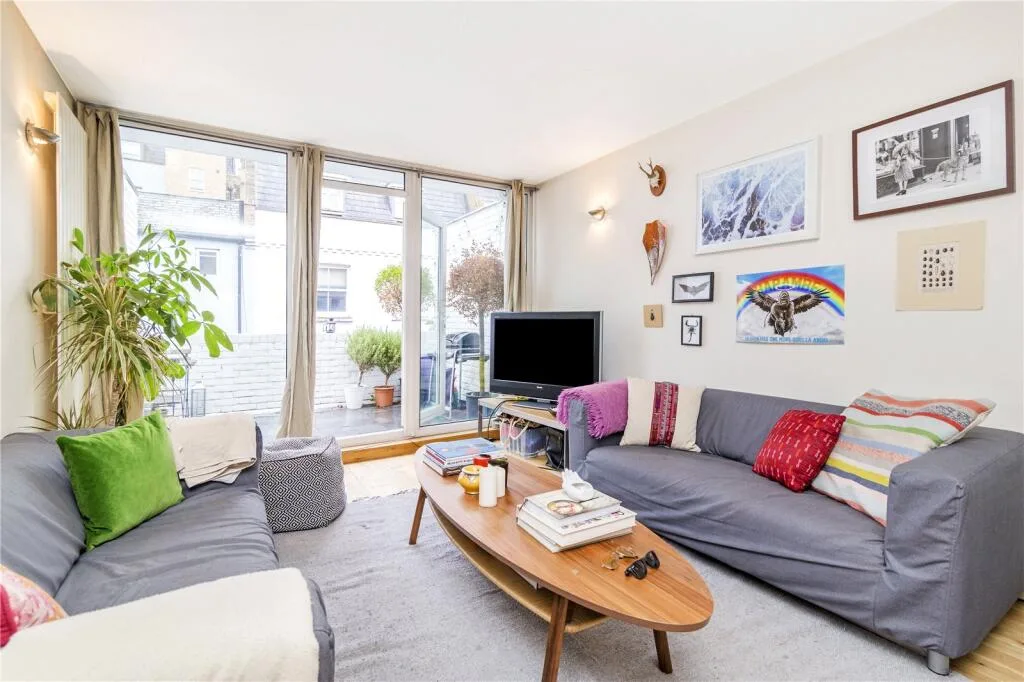 3 bedroom mews property for rent