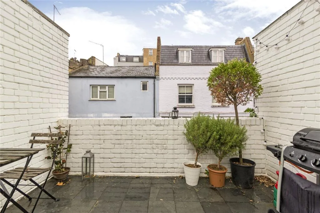3 bedroom mews property for rent