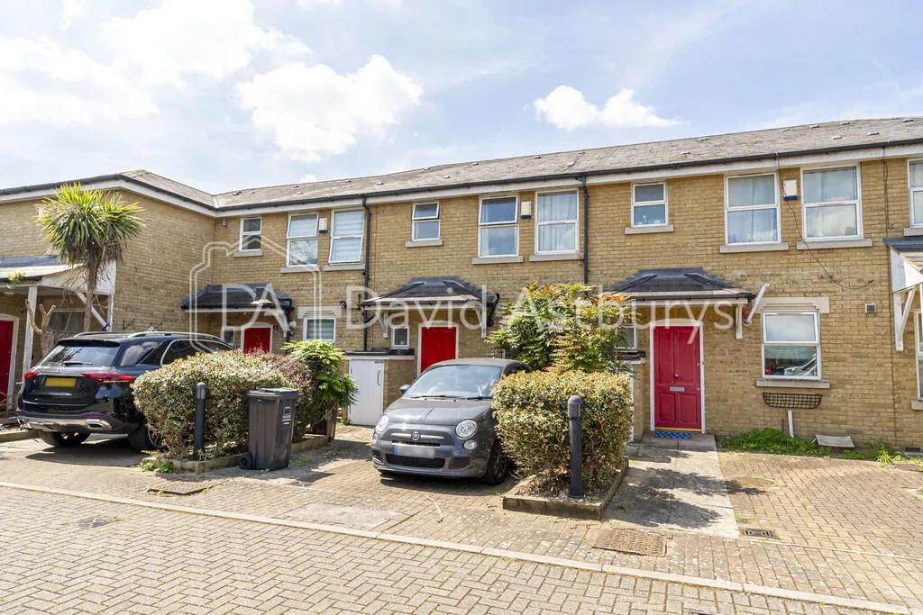 3 bedroom mews property for rent