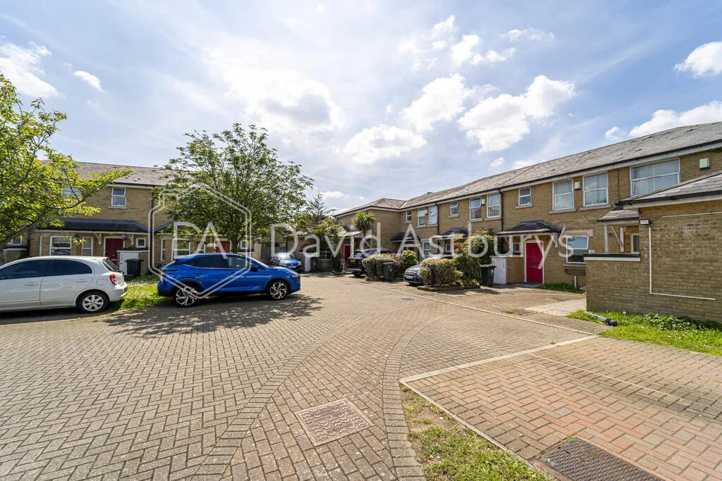 3 bedroom mews property for rent