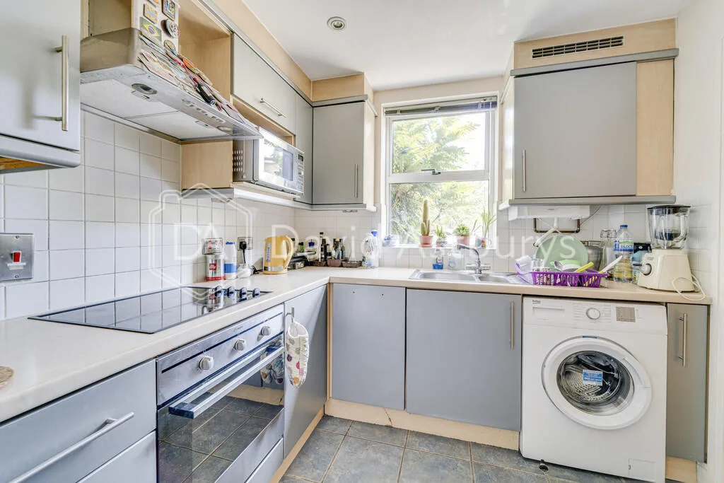 3 bedroom mews property for rent