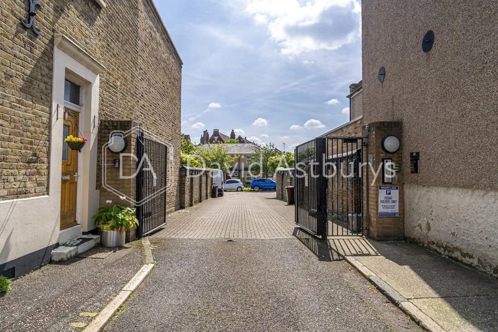 3 bedroom mews property for rent