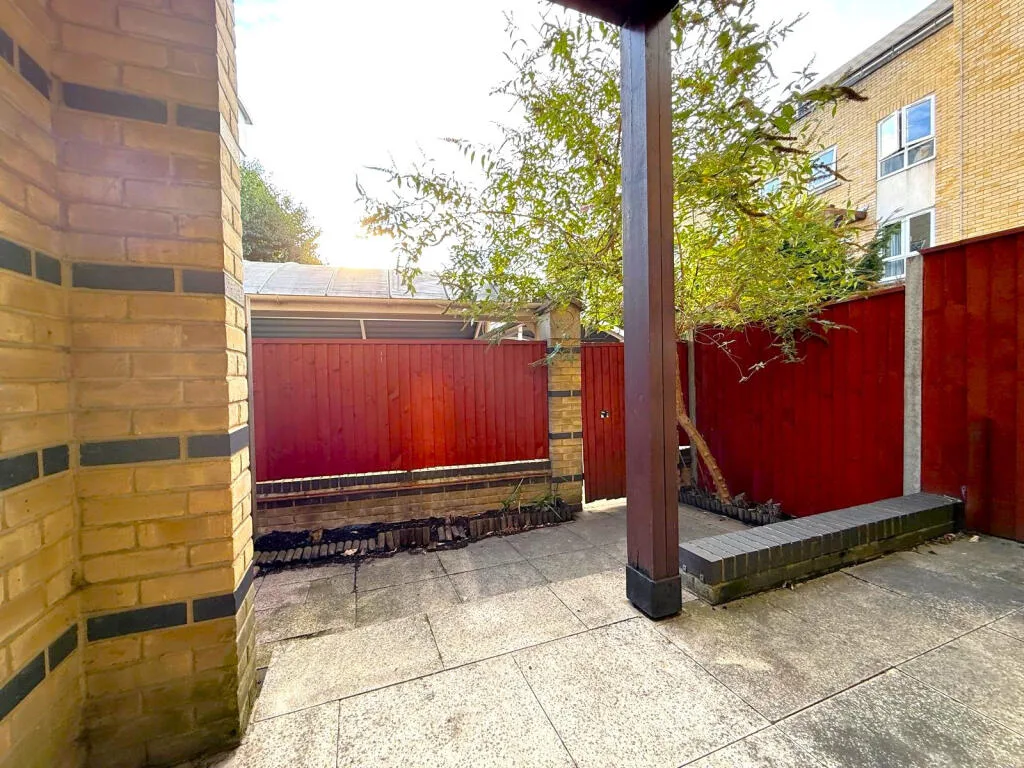 5 bedroom terraced house for rent