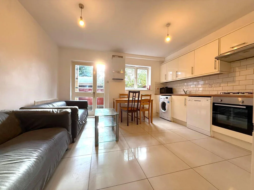 5 bedroom terraced house for rent