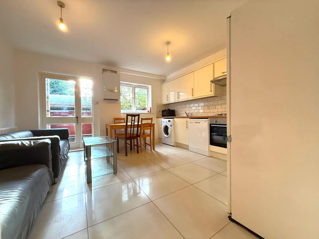 5 bedroom terraced house for rent
