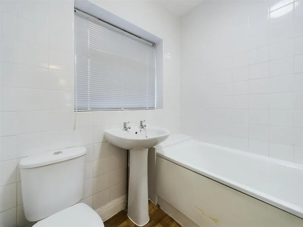 4 bedroom semi-detached house for rent