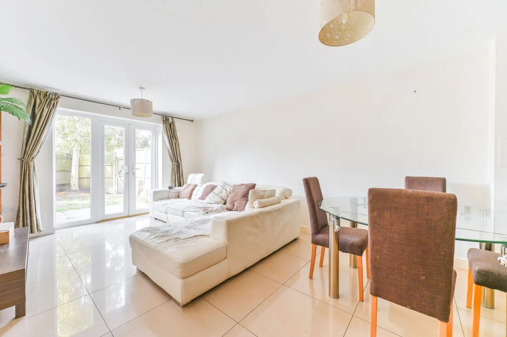 4 bedroom end of terrace house for rent