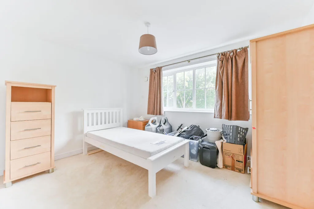 4 bedroom end of terrace house for rent