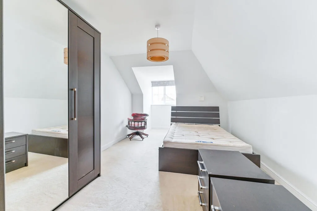 4 bedroom end of terrace house for rent