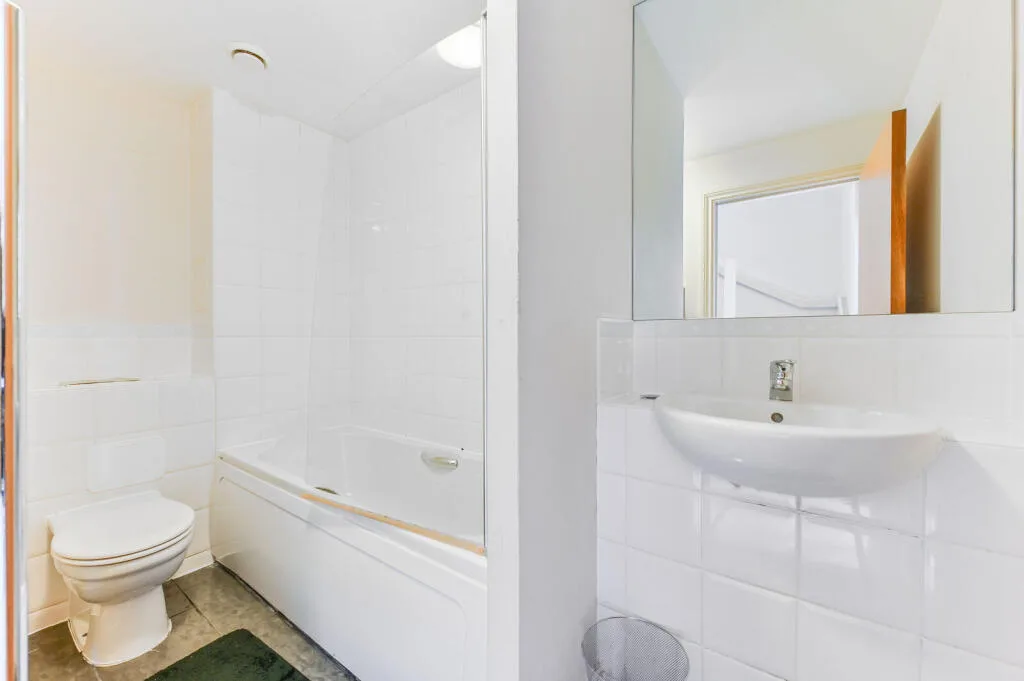 4 bedroom end of terrace house for rent