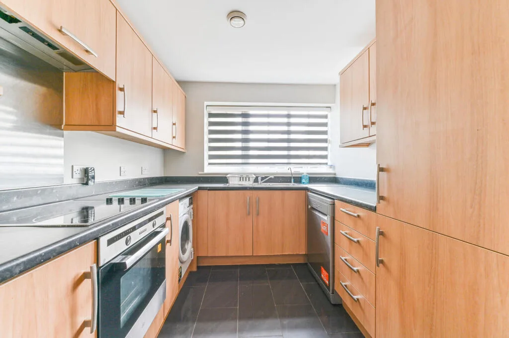 4 bedroom end of terrace house for rent