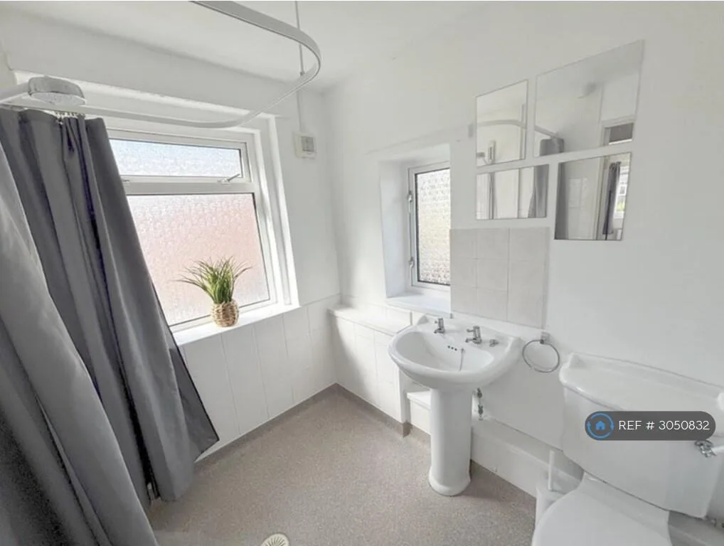 4 bedroom end of terrace house for rent