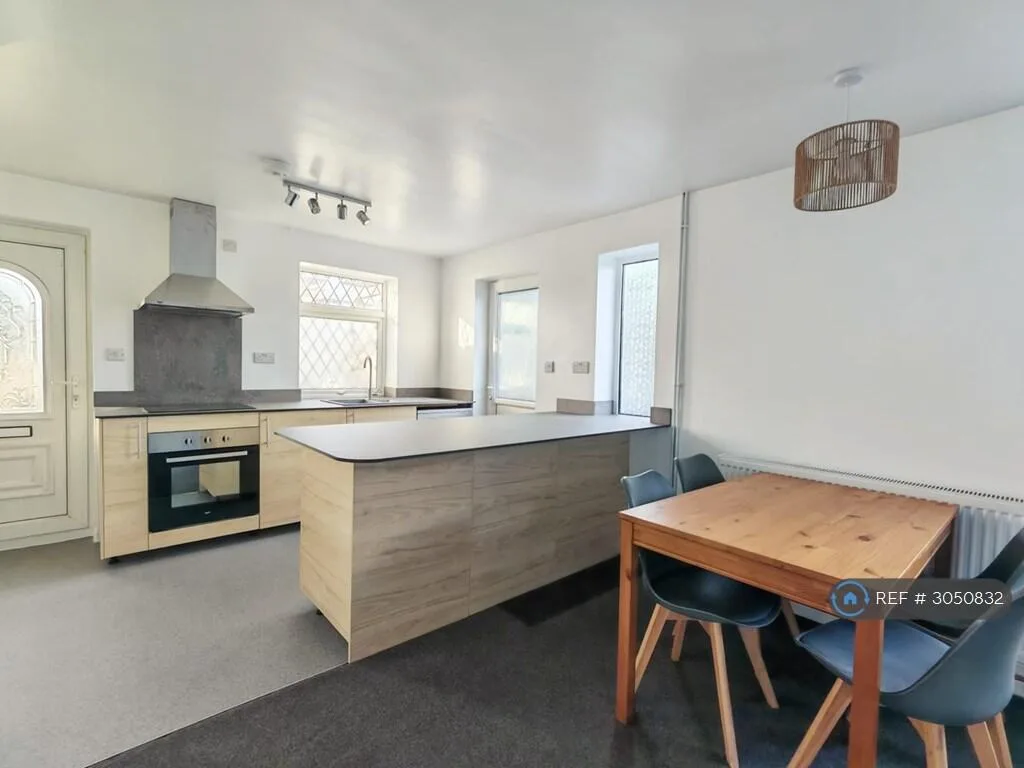 4 bedroom end of terrace house for rent