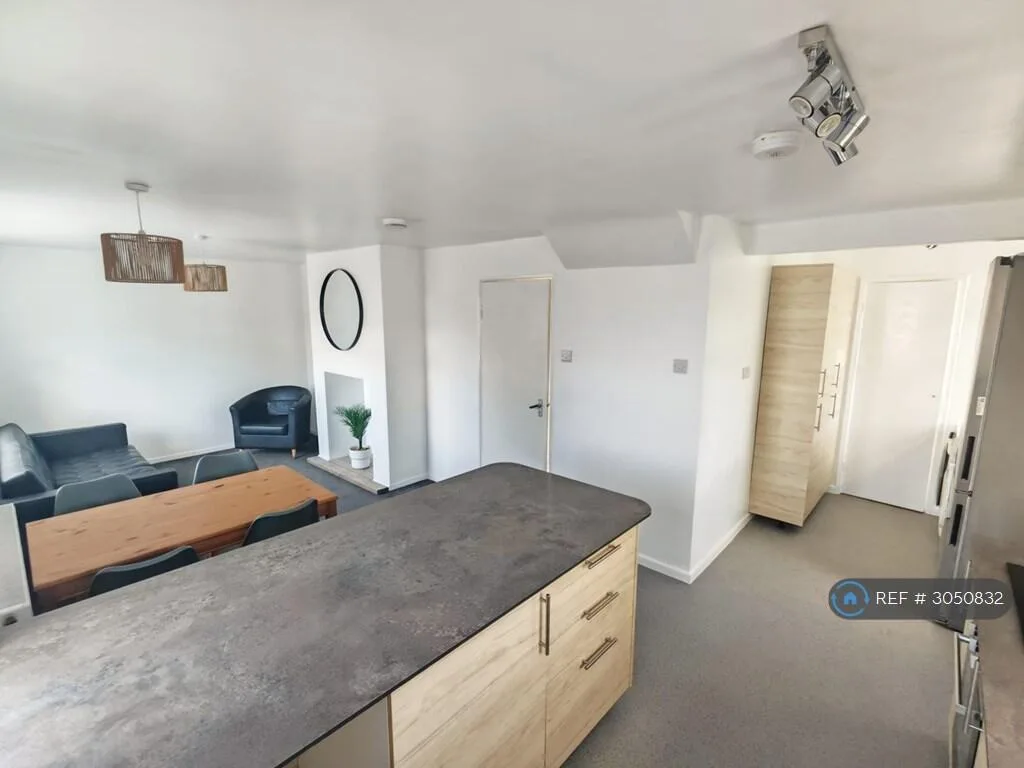 4 bedroom end of terrace house for rent