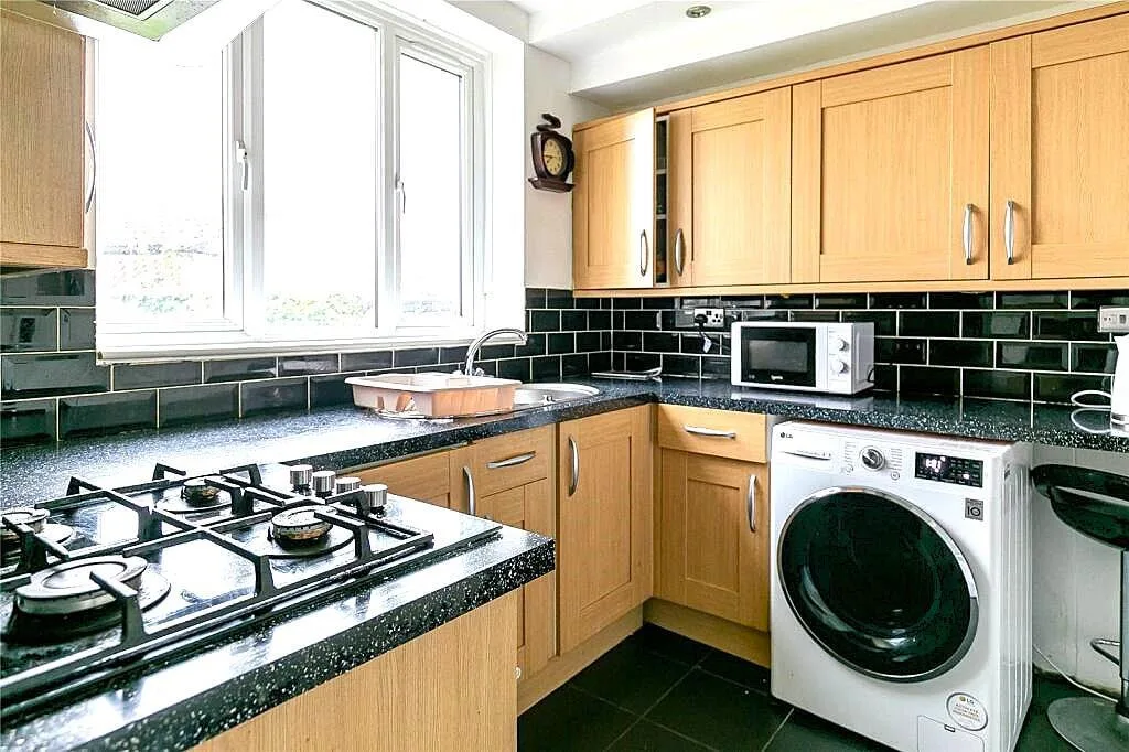 6 bedroom detached house for rent