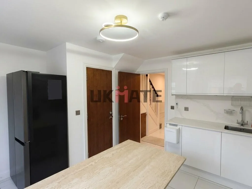 5 bedroom flat for rent