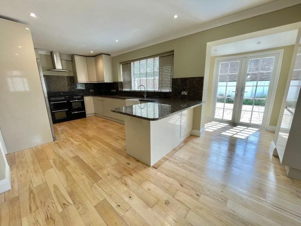 5 bedroom detached house for rent