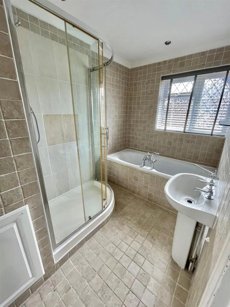 5 bedroom detached house for rent