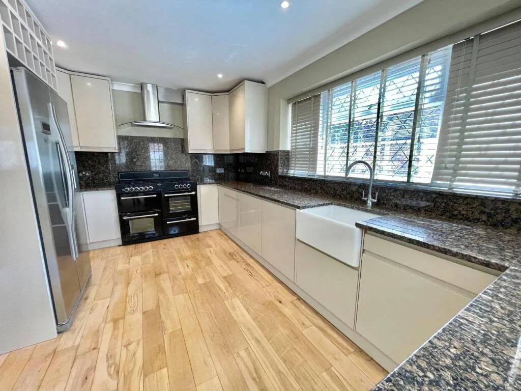5 bedroom detached house for rent