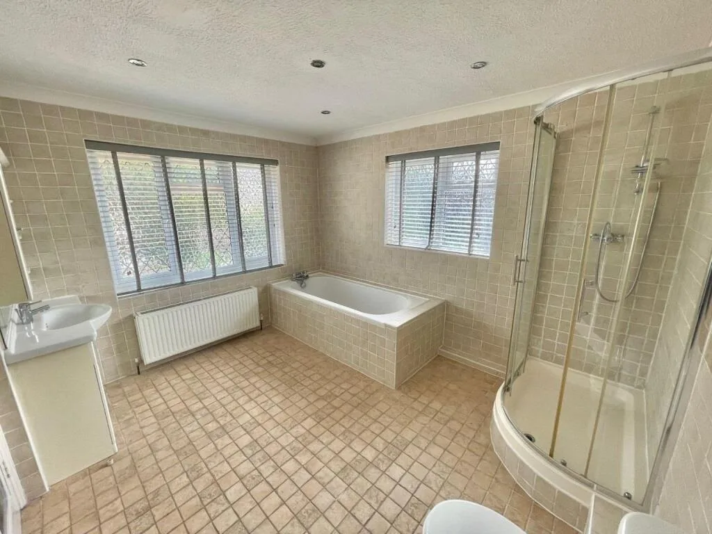 5 bedroom detached house for rent
