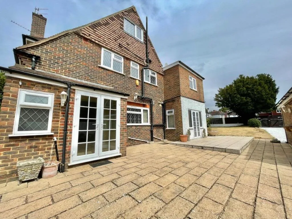 5 bedroom detached house for rent