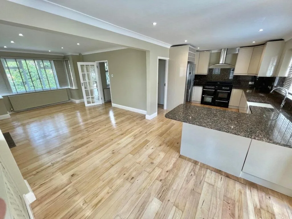 5 bedroom detached house for rent