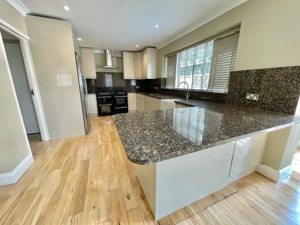 5 bedroom detached house for rent