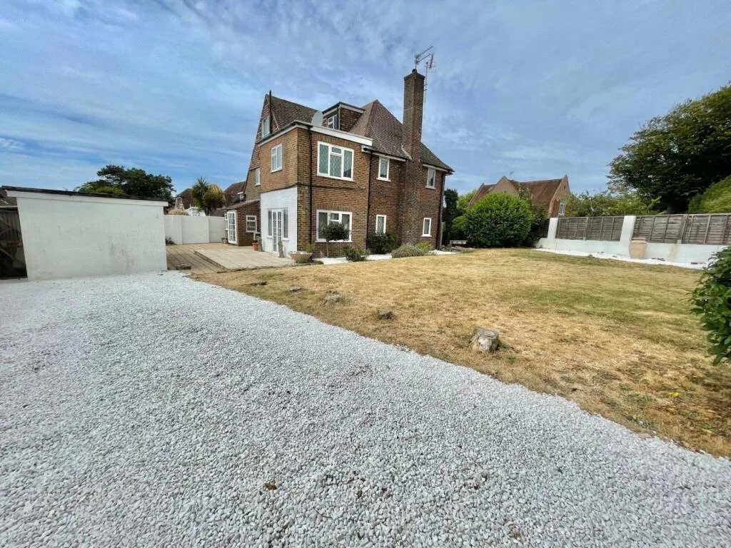 5 bedroom detached house for rent