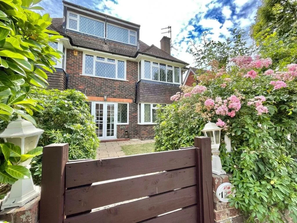5 bedroom detached house for rent