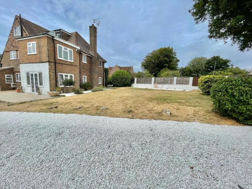 5 bedroom detached house for rent