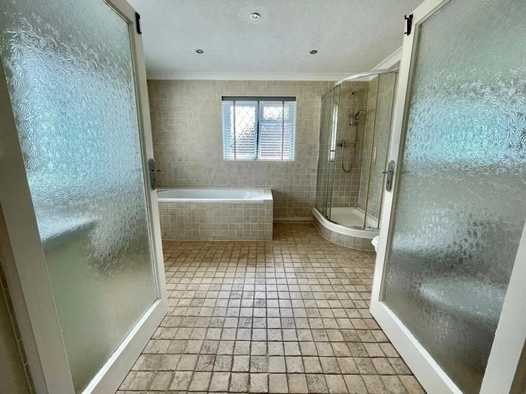 5 bedroom detached house for rent