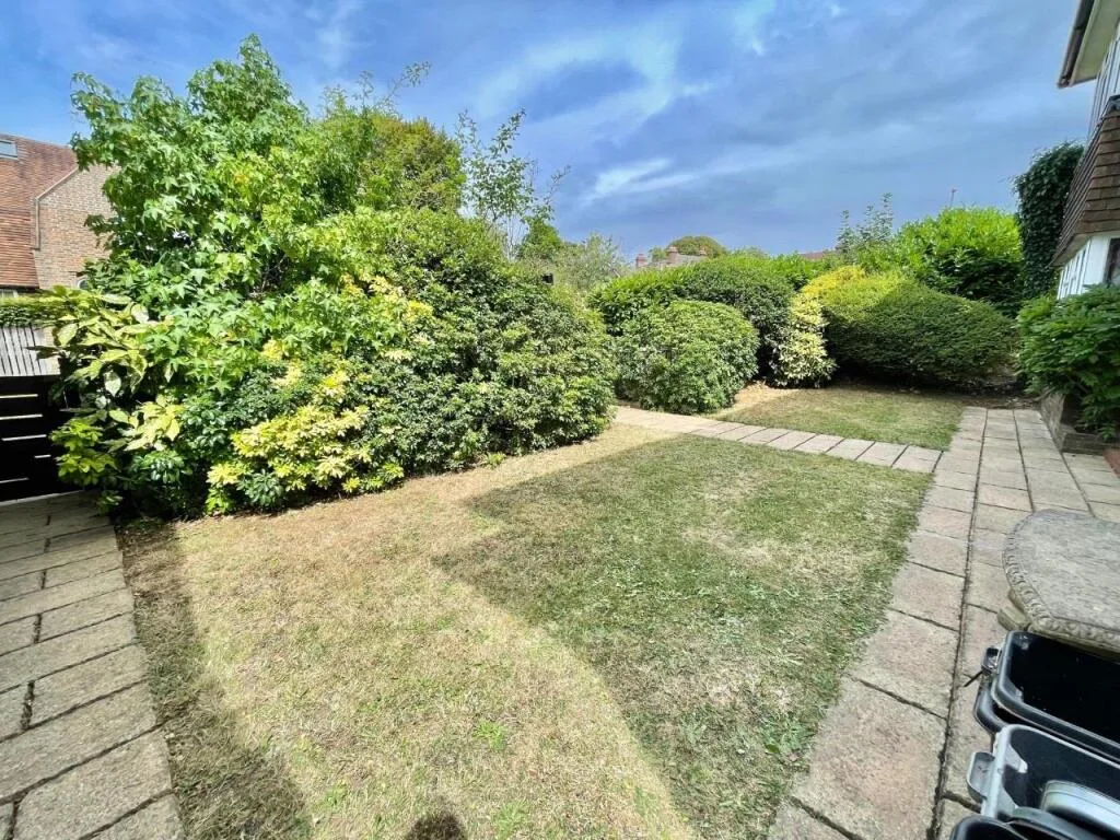 5 bedroom detached house for rent