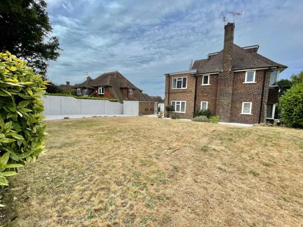 5 bedroom detached house for rent