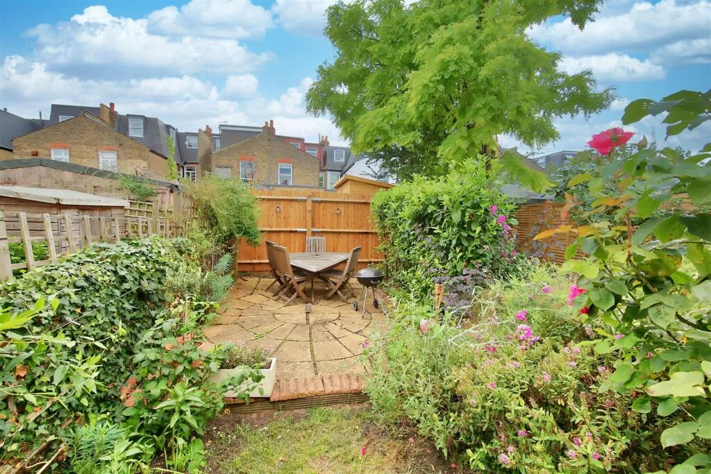 3 bedroom maisonette for rent
