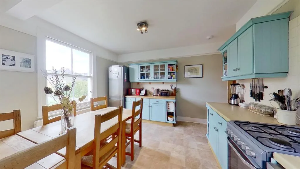 3 bedroom maisonette for rent
