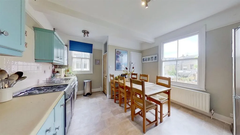 3 bedroom maisonette for rent