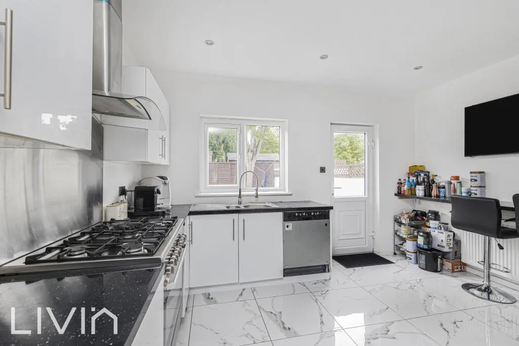 3 bedroom end of terrace house for rent