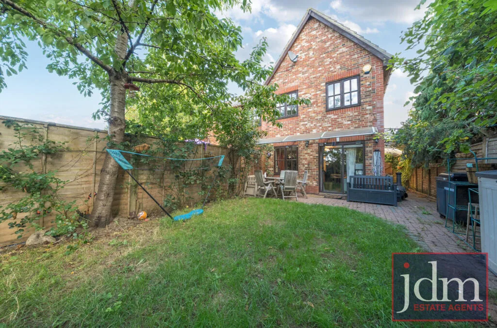 3 bedroom end of terrace house for rent