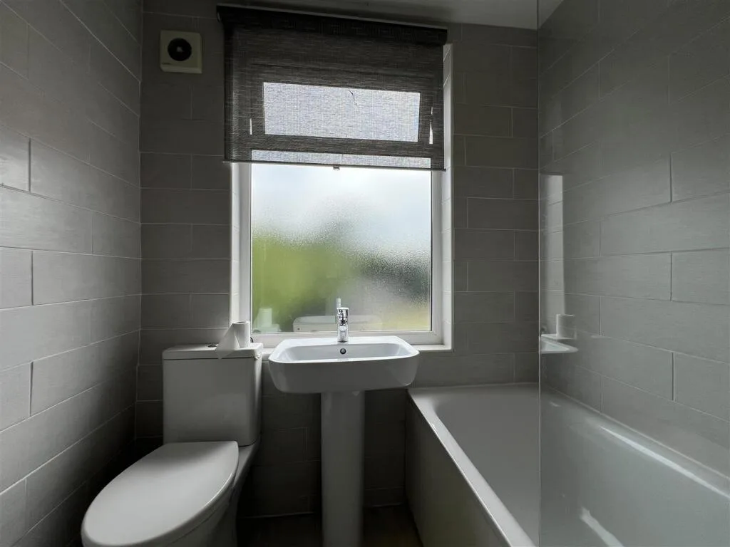 3 bedroom semi-detached house for rent