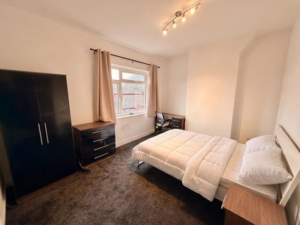 4 bedroom house of multiple occupation for rent