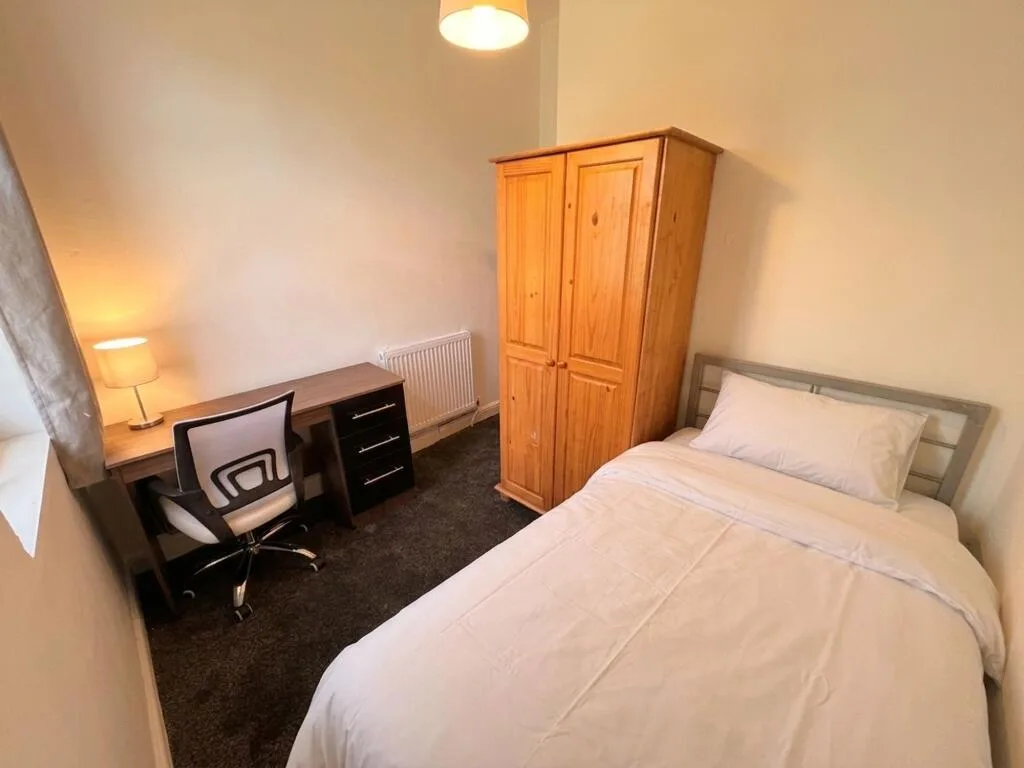 4 bedroom house of multiple occupation for rent
